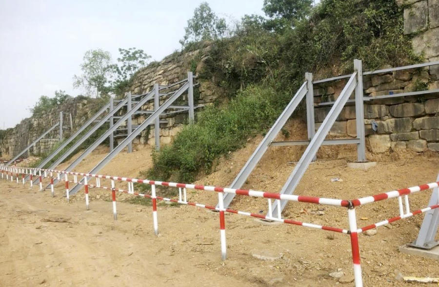 Các đoạn tường thành đá Di sản Văn hóa thế giới Thành nhà Hồ được gia cố, chống đỡ để ngăn nguy cơ sạt lở, xuống cấp. Ảnh Báo Văn hoá