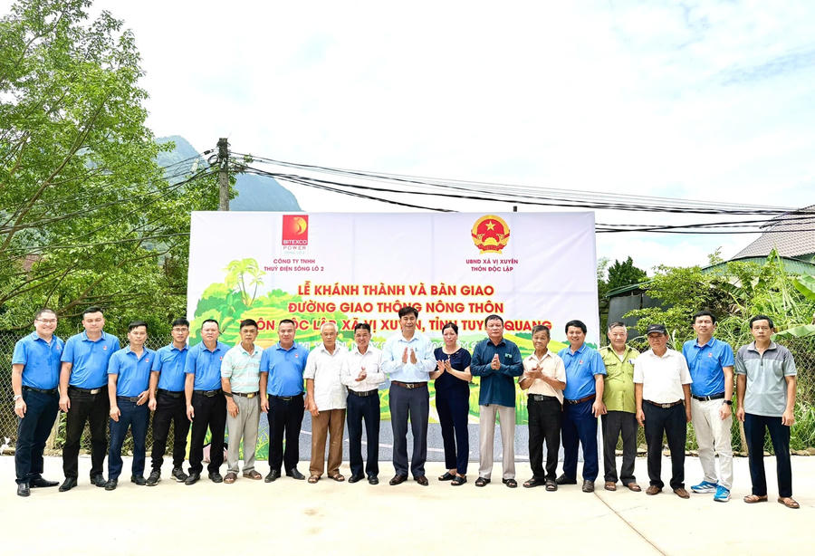 Đại diện Công ty TNHH Thủy điện Sông Lô 2, lãnh đạo xã Vị Xuyên và nhân dân thôn Độc Lập tại lễ khánh thành, bàn giao tuyến đường.