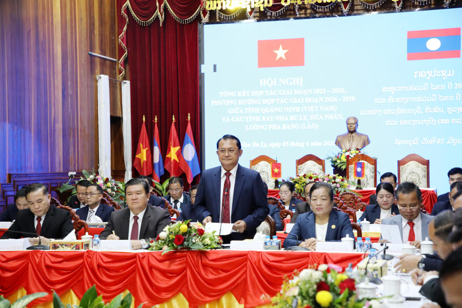 Ông Phênh-nị-lăn Khăm-phăn-phênh, Ủy viên Trung ương Đảng, Bí thư Tỉnh ủy, Chủ tịch HĐND tỉnh Xay Nhạ Bu Ly, phát biểu chào mừng hội nghị.