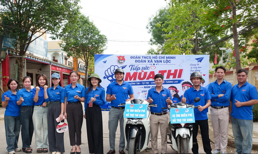 Đoàn viên thanh niên luôn đồng hành cùng các em học sinh.