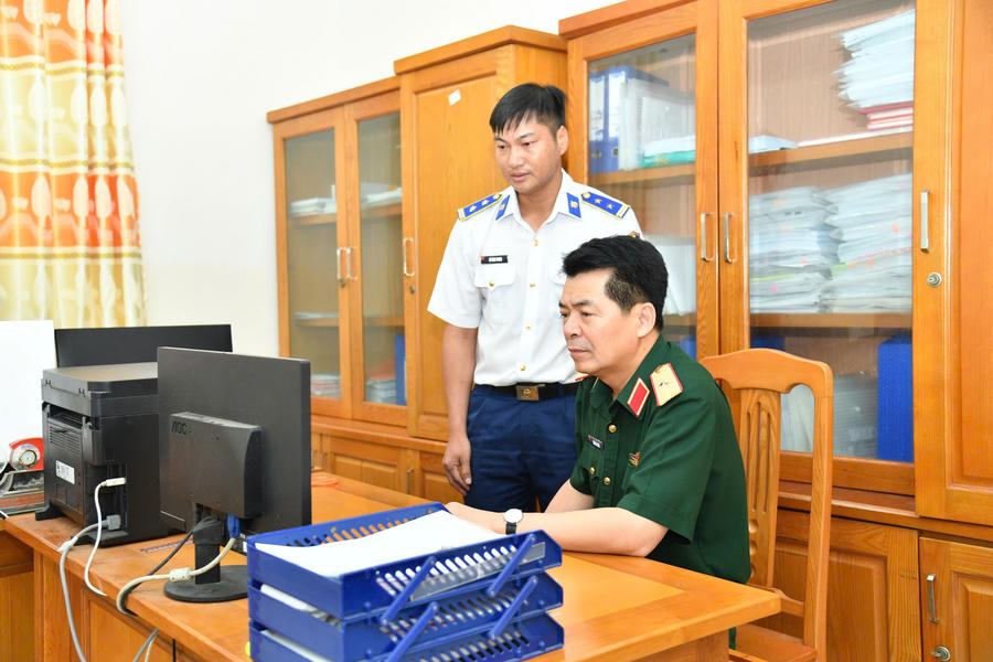 Thiếu tướng Trần Hải Tuấn - Phó Cục trưởng Cục Cán bộ kiểm tra việc sử dụng phần mềm quản lý cán bộ tại Bộ Tư lệnh Vùng Cảnh sát biển 4