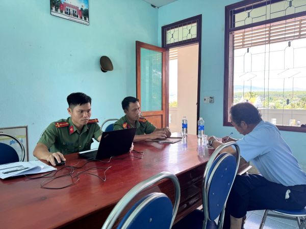 Công an xã Đăk Tô làm việc với các trường hợp có hành vi tương tác với nội dung xấu độc trên không gian mạng. (Ảnh: Công an tỉnh Quảng Ngãi)