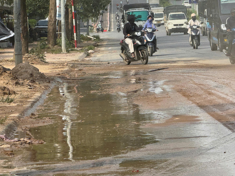 Người dân quá quen thuộc với cảnh bụi đất nhầy nhụa tại tuyến đường Nguyễn Trác đoạn nối vào dự án Hồ điều hoà Yên Nghĩa 1.