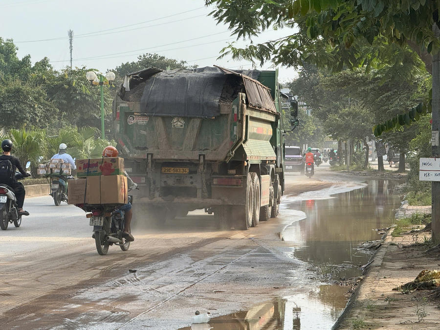 Người dân quá quen thuộc với cảnh bụi đất nhầy nhụa tại tuyến đường Nguyễn Trác đoạn nối vào dự án Hồ điều hoà Yên Nghĩa 1.