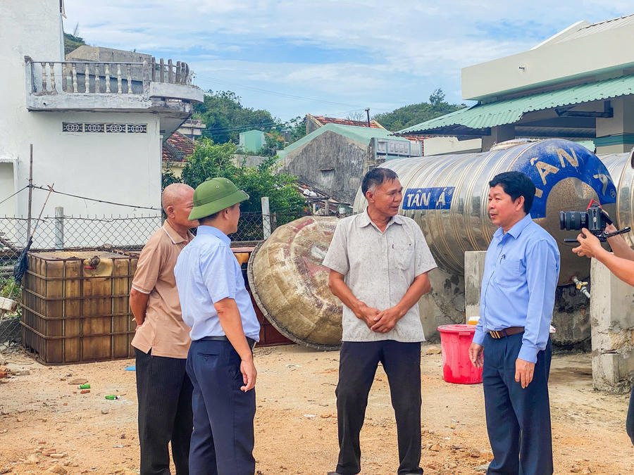 ông Nguyễn Hữu Khúc - Bí thư Đảng ủy, Chủ tịch HĐND phường và ông Nguyễn Đức Toàn - Phó Bí thư Đảng ủy, Chủ tịch UBND phường kiểm tra quy trình cấp nước sạch.