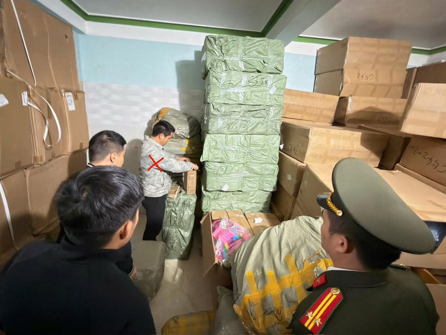 Cơ quan Công an tiến hành khám xét và thu giữ tang vật tại kho hàng (xã Hoàng Văn Thụ, tỉnh Lạng Sơn) của đối tượng Yang Yifeng (người Trung Quốc)-1.