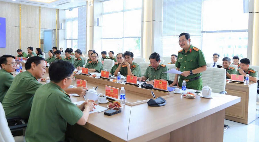 Các đại biểu tham dự buổi lễ.