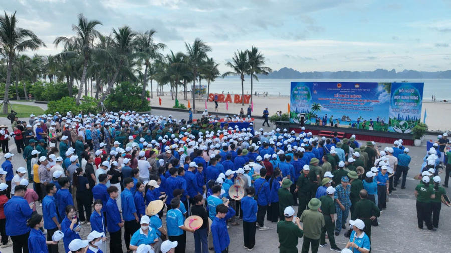 Đông đảo cán bộ, đảng viên, nhân dân phường Bãi Cháy tham dự lễ phát động hưởng ứng Ngày Môi trường thế giới.