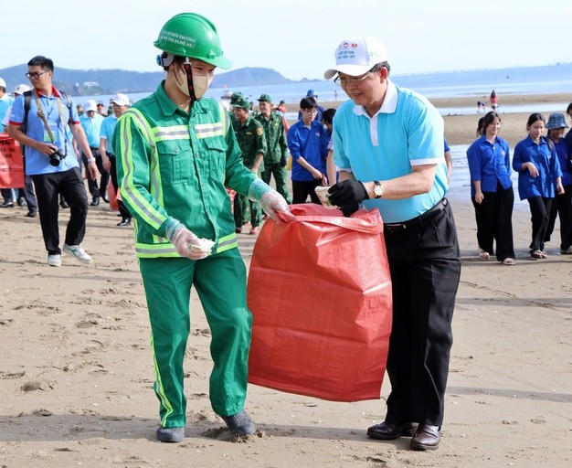 Phó Thủ tướng Chính phủ Hồ Quốc Dũng cùng các đại biểu&nbsp; ra quân làm sạch bờ biển Cửa Lò.