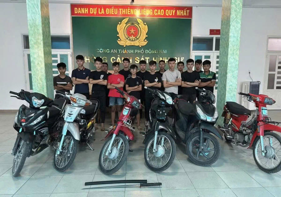 Các đối tượng và phương tiện bị bắt giữ. Các đối tượng và phương tiện bị bắt giữ.