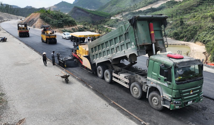 Nhà thầu đẩy nhanh thi công hạ tầng giao thông, góp phần thúc đẩy tiến độ giải ngân vốn đầu tư công trên địa bàn tỉnh Quảng Ninh. Nhà thầu đẩy nhanh thi công hạ tầng giao thông, góp phần thúc đẩy tiến độ giải ngân vốn đầu tư công trên địa bàn tỉnh Quảng Ninh.