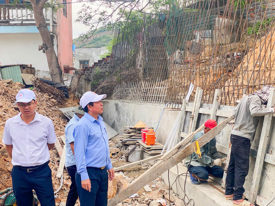 ông Nguyễn Đức Toàn - Phó Bí thư Đảng ủy, Chủ tịch UBND phường Quy Nhơn trực tiếp kiểm tra tiến độ khắc phục hậu quả bão lũ