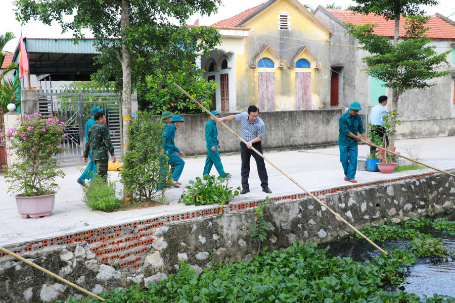 Sau lễ phát động, các đồng chí lãnh đạo tỉnh, địa phương cùng đông đảo nhân dân tham gia vớt bèo tây, dọn hệ thống kênh rạch trên địa bàn phường Phong Cốc.