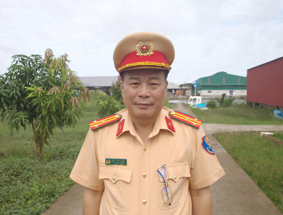 Thượng tá Đoàn Thanh Khải - Phó Trưởng Phòng CSGT Công an tỉnh Cà Mau, chia sẻ với phóng viên về các giải pháp bảo đảm an toàn giao thông đường thủy mùa mưa bão.