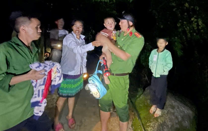 Cháu bé được lực lượng chức năng tìm thấy trong bụi cây cách nhà 800m.