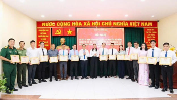 Khen thưởng các tập thể và cá nhân có thành tích xuất sắc trong triển khai thực hiện mô hình chính quyền địa phương 02 cấp trên địa bàn xã