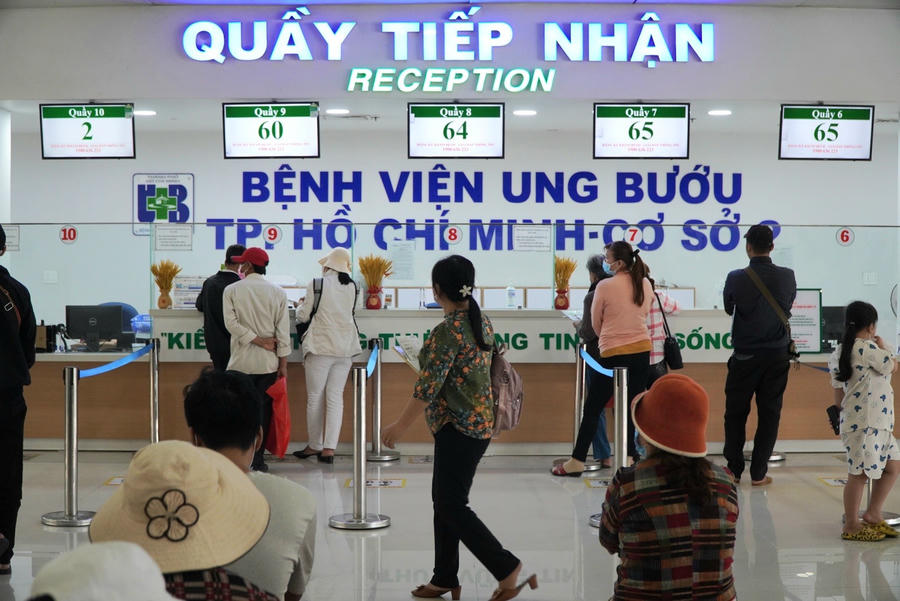 Những bước chân vội vã, những ánh mắt tuyệt vọng là nỗi ám ảnh thường thấy ở các bệnh nhân và người nhà Bệnh viện ung bướu.