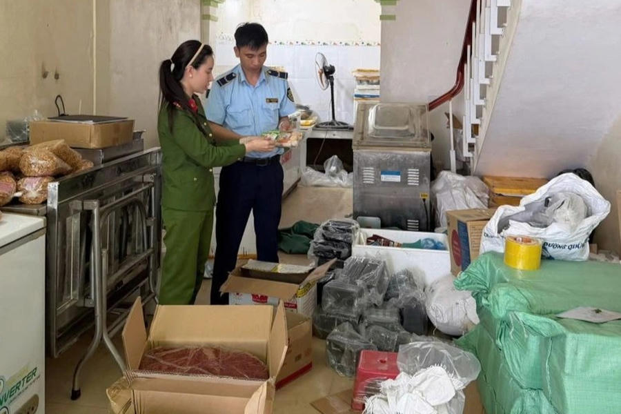 Lực lượng chức năng kiểm tra kho hàng của công ty do Phương làm giám đốc (Ảnh: Công an Thanh Hóa).