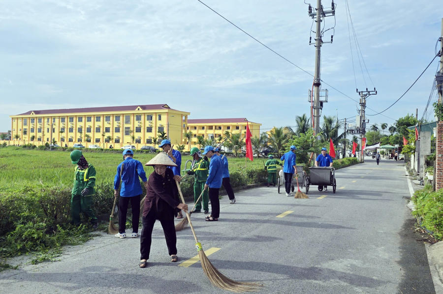 Ngay sau lễ phát động, đông đảo nhân dân phường Hoàng Quế ra quân tổng dọn vệ sinh môi trường đường làng, ngõ xóm.