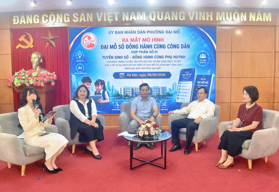 Đại diện Sở Giáo dục và Đào tạo TP Hà Nội, Sở Nội vụ TP Hà Nội, Phòng Văn hóa - Xã hội phường Đại Mỗ cùng đại diện lãnh đạo các trường Tiểu học, THCS công lập trên địa bàn giải đáp thắc mắc của phụ huynh học sinh về công tác tuyển sinh.