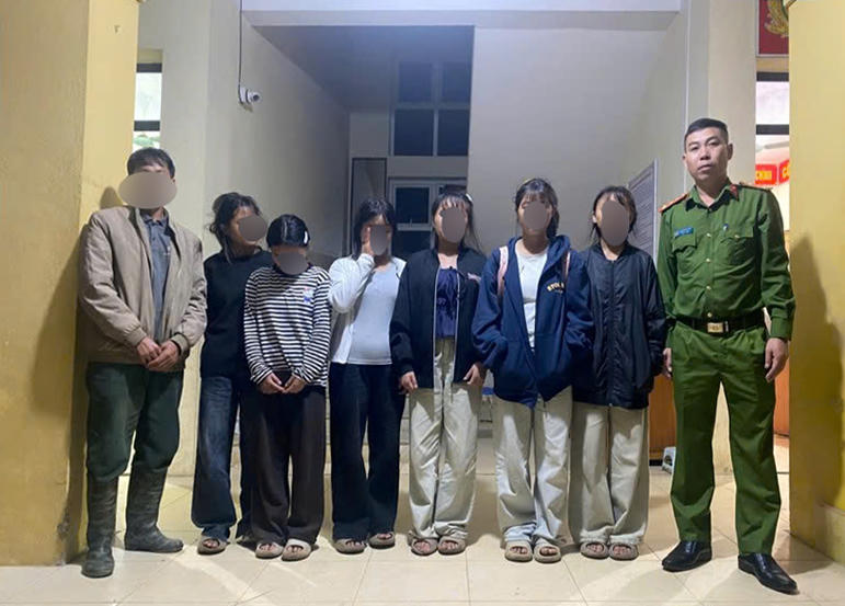 Công an xã Dào San liên hệ với gia đình đến đón các cháu trở về nhà. (Ảnh: Công an tỉnh Lai Châu).