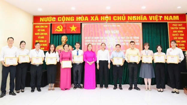 Khen thưởng các tập thể và cá nhân có thành tích xuất sắc trong triển khai thực hiện mô hình chính quyền địa phương 02 cấp trên địa bàn xã.