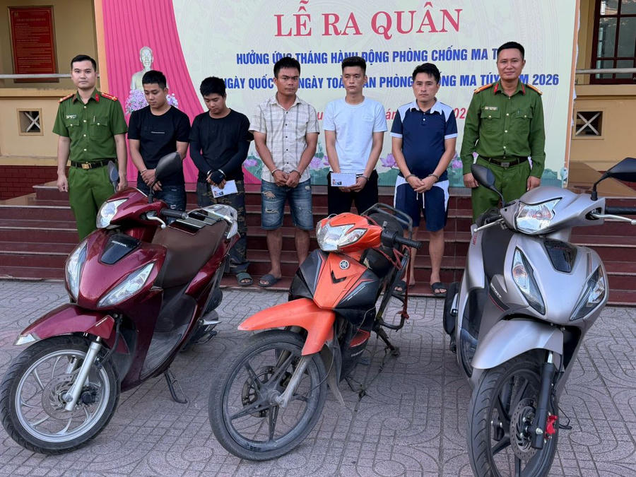 Các đối tượng và tang vật thu giữ - Ảnh Công an Nghệ An.