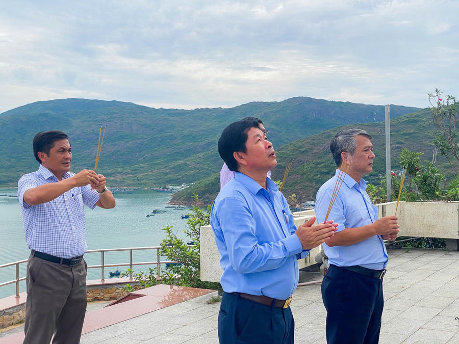 Dâng hương tại tượng đài Trần Hưng Đạo.