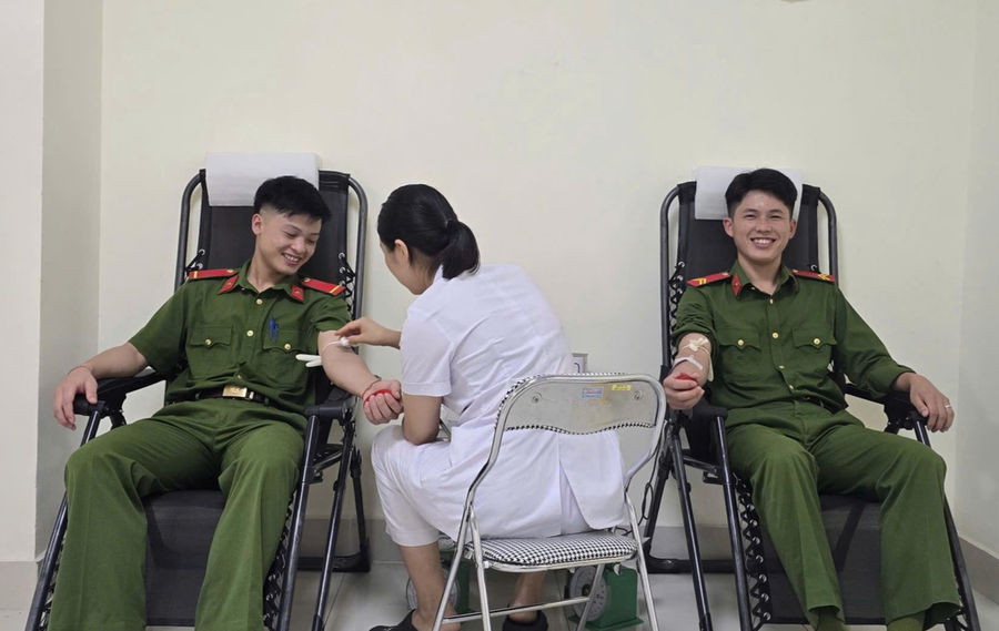 Cán bộ, chiến sĩ Công an tỉnh Sơn La hiến máu cứu người.