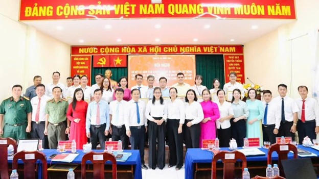 Lãnh đạo xã Hưng Long và các đại biểu chụp ảnh lưu niệm tại hội nghị. 
