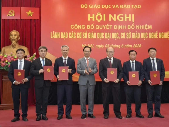 Bộ trưởng Bộ GD-ĐT Hoàng Minh Sơn trao quyết định bổ nhiệm cho các giám đốc, phó giám đốc ĐH Bách khoa Hà Nội. Ảnh Thanh niên