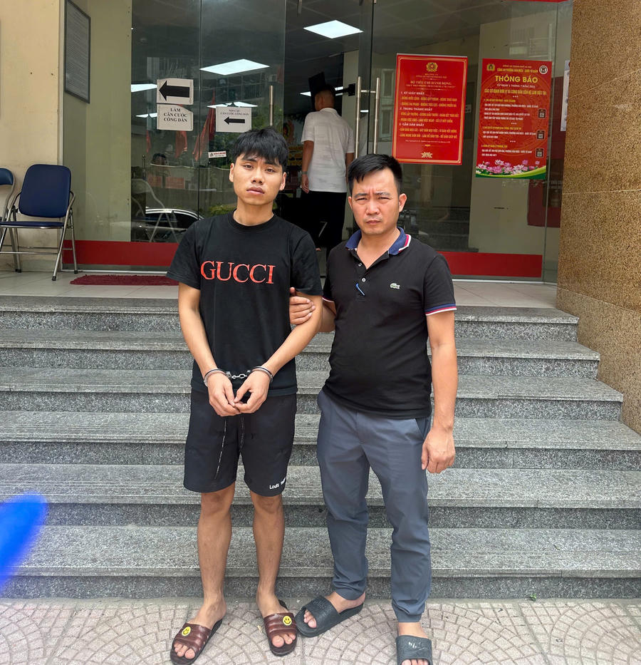 Đối tượng bị công an bắt giữ.