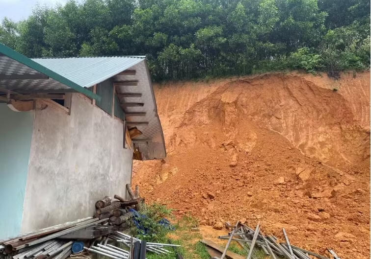 Tỉnh Tuyên Quang di dời khẩn cấp nhiều hộ dân ra khỏi vùng sạt lở. (Ảnh: Minh Tâm).