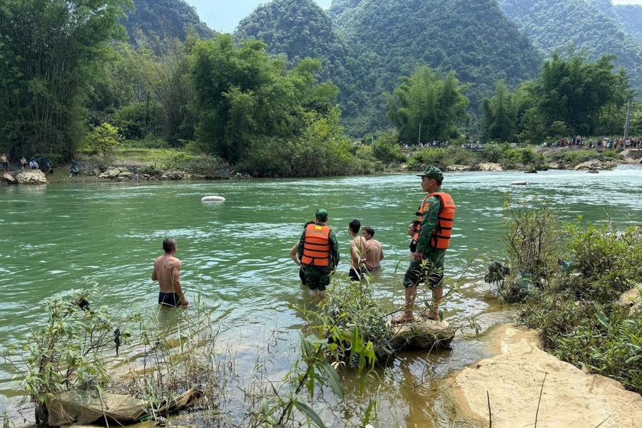 Cán bộ, chiến sĩ Đồn Biên phòng Ngọc Côn phối hợp với các lực lượng và nhân dân tìm kiếm nạn nhân. (Ảnh: Huy Dương).