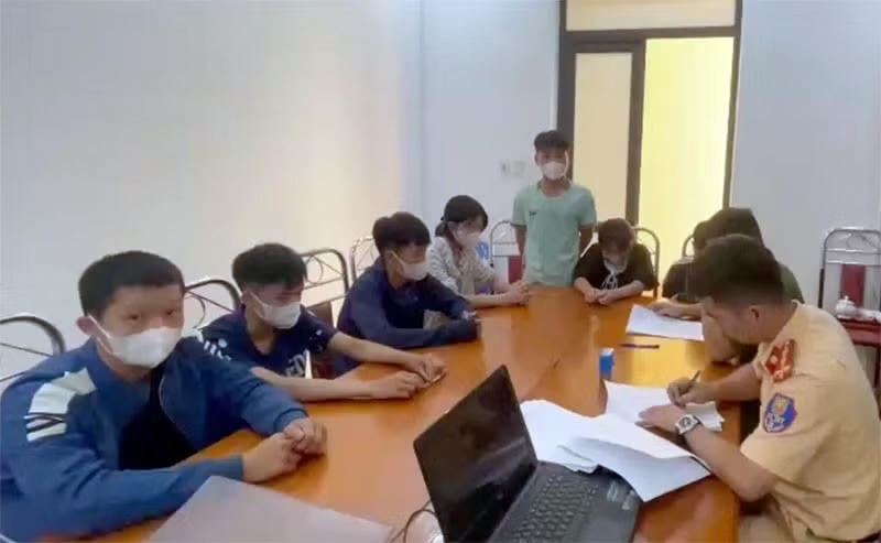 Công an xã Chiềng Ken phối hợp lực lượng Cảnh sát giao thông triệu tập các học sinh vi phạm cùng phương tiện liên quan để xác minh, làm rõ vụ việc. (Ảnh: CAND).