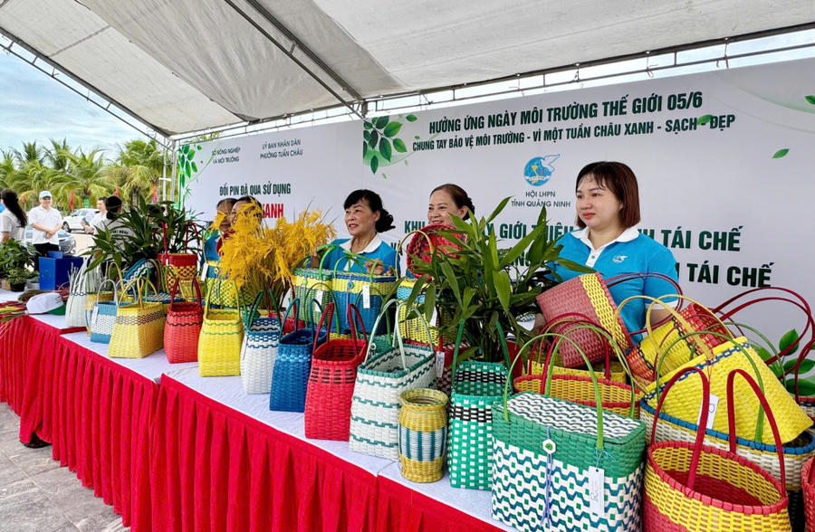 Khu trưng bày sản phẩm tái chế, đổi rác lấy quà tại phường Tuần Châu.