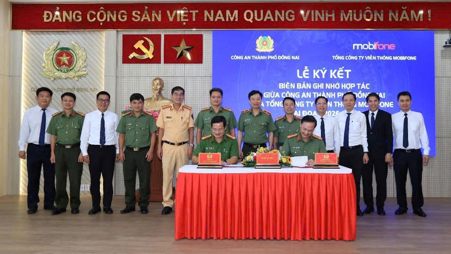 Lễ ký kết biên bản ghi nhớ hợp tác với doanh nghiệp viễn thông về tăng cường ứng dụng công nghệ số phục vụ công tác bảo đảm an ninh, trật tự và xây dựng lực lượng Công an hiện đại. Lễ ký kết biên bản ghi nhớ hợp tác với doanh nghiệp viễn thông về tăng cường ứng dụng công nghệ số phục vụ công tác bảo đảm an ninh, trật tự và xây dựng lực lượng Công an hiện đại.