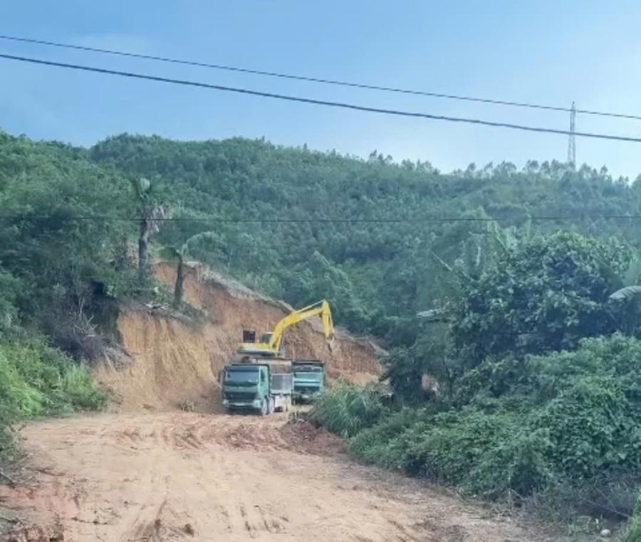 Một khối lượng lớn đất tại thửa đất số 92, tờ bản đồ số 20, xóm Phượng Mao cũ nay thuộc khu 19 xã Tu Vũ của hộ gia đình ông Đinh Công Tú đã được khai thác vận chuyển đi nơi khác cần được đo đạc, tính khối lượng xem có đúng khối lượng được UBND xã Tu Vũ cấp phép trong giấy xác nhận đăng ký thu hồi khoáng sản. Một khối lượng lớn đất tại thửa đất số 92, tờ bản đồ số 20, xóm Phượng Mao cũ nay thuộc khu 19 xã Tu Vũ của hộ gia đình ông Đinh Công Tú đã được khai thác vận chuyển đi nơi khác cần được đo đạc, tính khối lượng xem có đúng khối lượng được UBND xã Tu Vũ cấp phép trong giấy xác nhận đăng ký thu hồi khoáng sản.