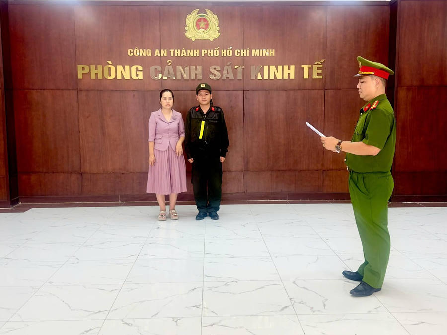 Cơ quan cảnh sát điều tra thực hiện thủ tục tống đạt Quyết định khởi tố bị can, Quyết định phê chuẩn Quyết định khởi tố bị can đối với Hoàng Thị Bích Ngọc. Ảnh: Công an TP HCM
