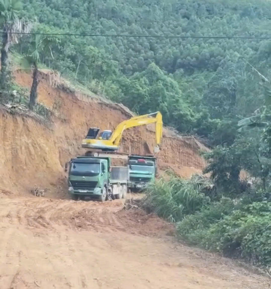 Mặc dù được UBND xã Tu Vũ cấp giấy xác nhận thu hồi khoáng sản đối với hộ gia đình ông Đinh Công Tú nhưng nhiều ngày theo dõi đã có một khối lượng lớn được đổ và tập kết không đúng mục đích.
