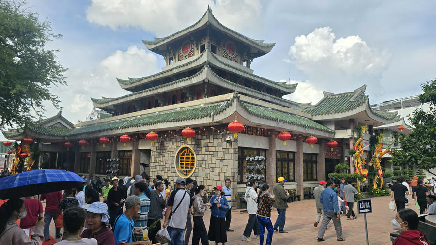Dòng người tham quan, chiêm bái Khu du lịch Quốc gia Vía Bà Chúa Xứ.