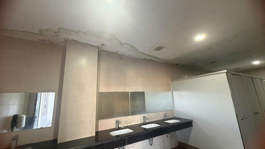 Nhiều khu vực trong Trạm kiểm soát liên ngành Bắc Luân 2 Quảng Ninh xuất hiện tình trạng thấm dột, bong tróc sơn, hư hỏng cửa và hệ thống trần nhà, điện, nước, điều hoà hoạt động không ổn định.