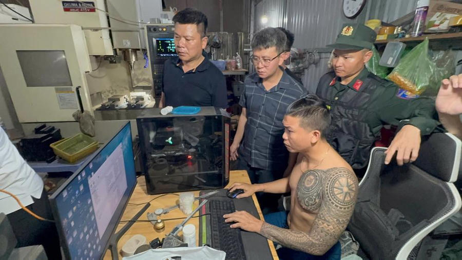 Đối tượng Vũ Mạnh Quyết (TP Đồng Nai) đã thuê mặt bằng, đầu tư hệ thống máy phay CNC, máy tiện CNC để tổ chức sản xuất các bộ phận, linh kiện cấu thành súng hơi nén PCP - Ảnh Công an Hà Tĩnh.