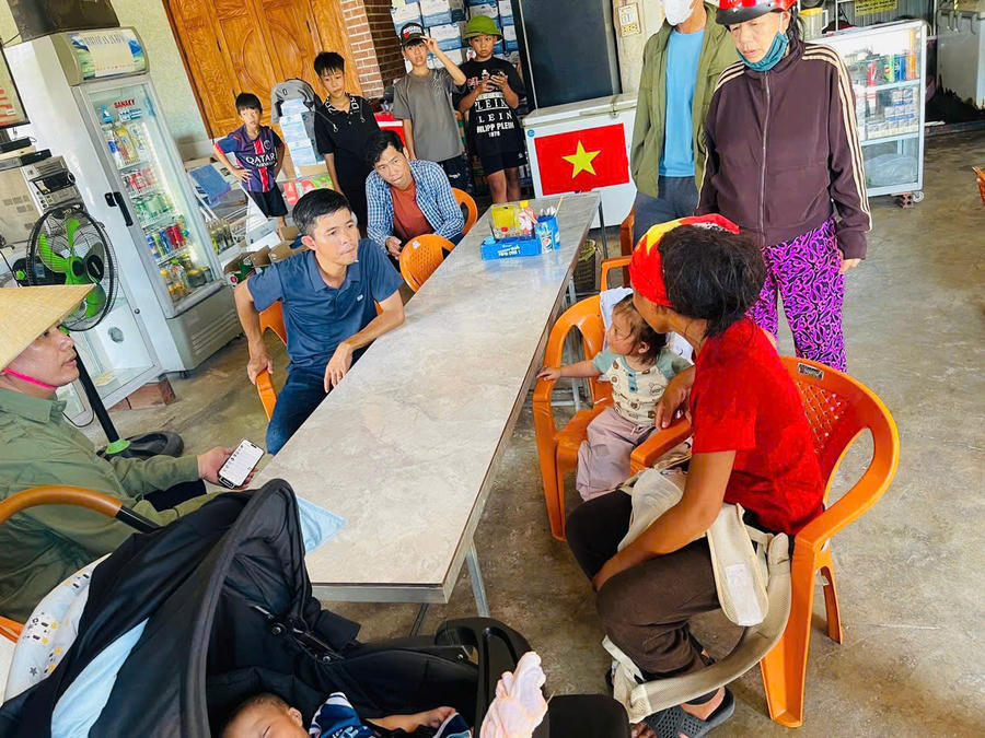 Các lực lượng tuyên truyền, vận động người mẹ ngừng hành trình đi bộ xuyên Việt.