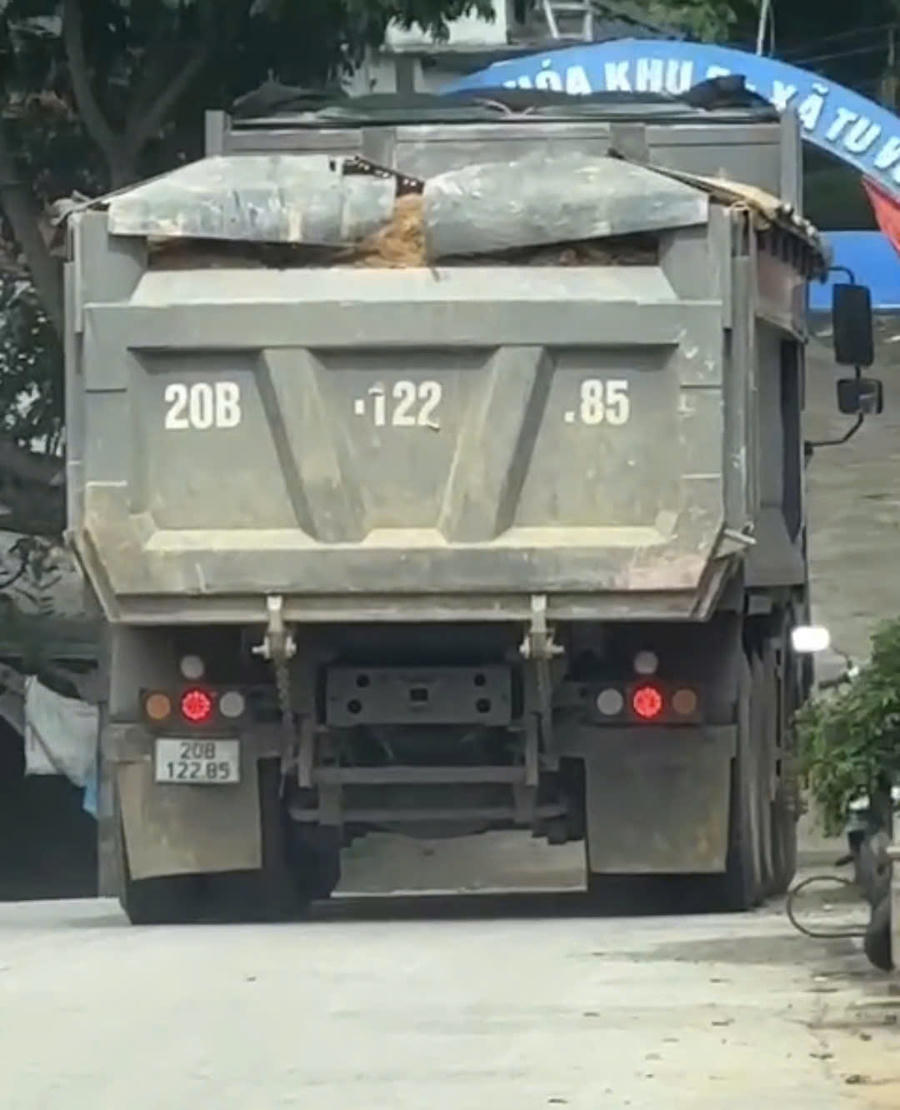 Ghi nhận trong nhiều ngày, những chiếc xe tải chở đất chạy về đổ và tập kết tại Nhà máy gạch Bảo Sơn tại xã Hương Cần và Nhà máy gạch Phúc Hưng tại khu 11, xã Hoàng Xá cũ. Ảnh cắt từ clip.