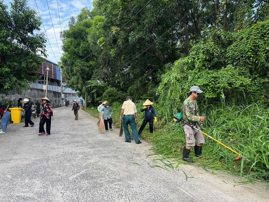 Các đoàn thể và nhân dân địa phương tham gia vệ sinh môi trường.