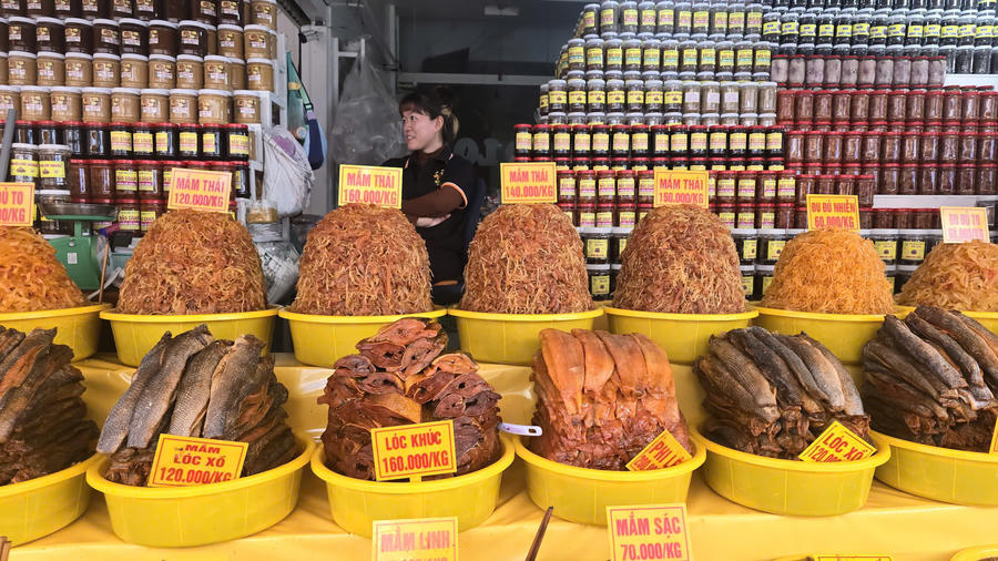 Du khách viếng chùa Bà và mua sắm đặc sản địa phương.