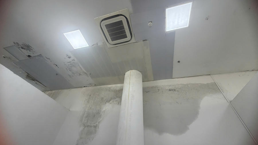 Nhiều khu vực trong Trạm kiểm soát liên ngành Bắc Luân 2 Quảng Ninh xuất hiện tình trạng thấm dột, bong tróc sơn, hư hỏng cửa và hệ thống trần nhà, điện, nước, điều hoà hoạt động không ổn định.