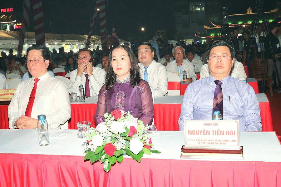 Ông Nguyễn Tiến Hải - Bí thư Tỉnh ủy An Giang (bìa phải) cùng các đại biểu tham dự Lễ.