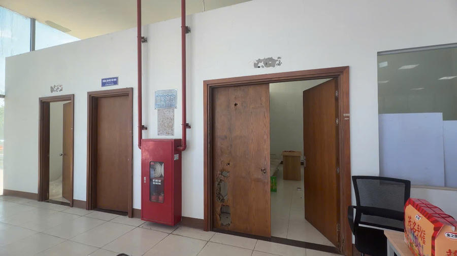 Nhiều khu vực trong Trạm kiểm soát liên ngành Bắc Luân 2 Quảng Ninh xuất hiện tình trạng thấm dột, bong tróc sơn, hư hỏng cửa và hệ thống trần nhà, điện, nước, điều hoà hoạt động không ổn định.
